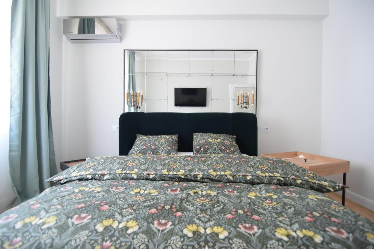 Beautiful Apartment In Old City Bucarest Esterno foto