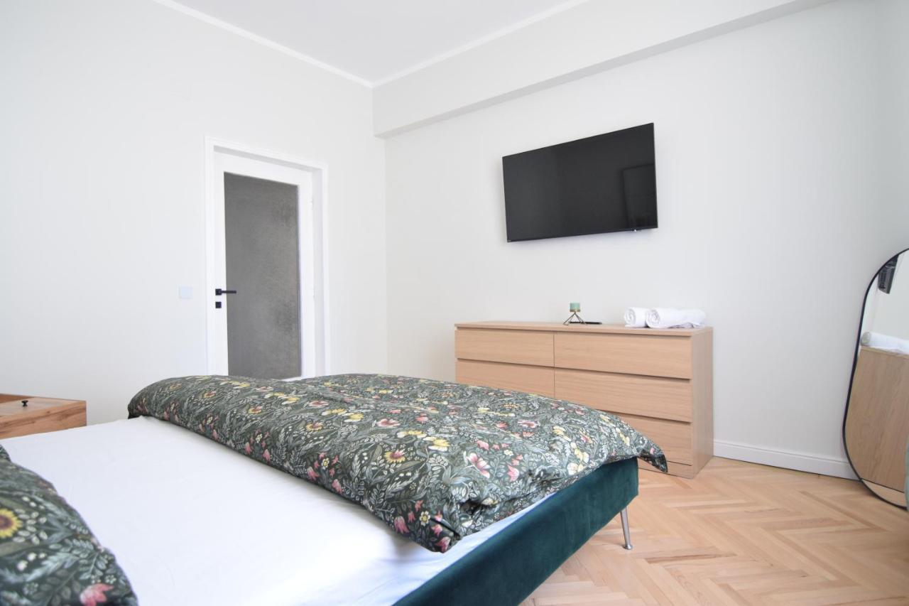 Beautiful Apartment In Old City Bucarest Esterno foto