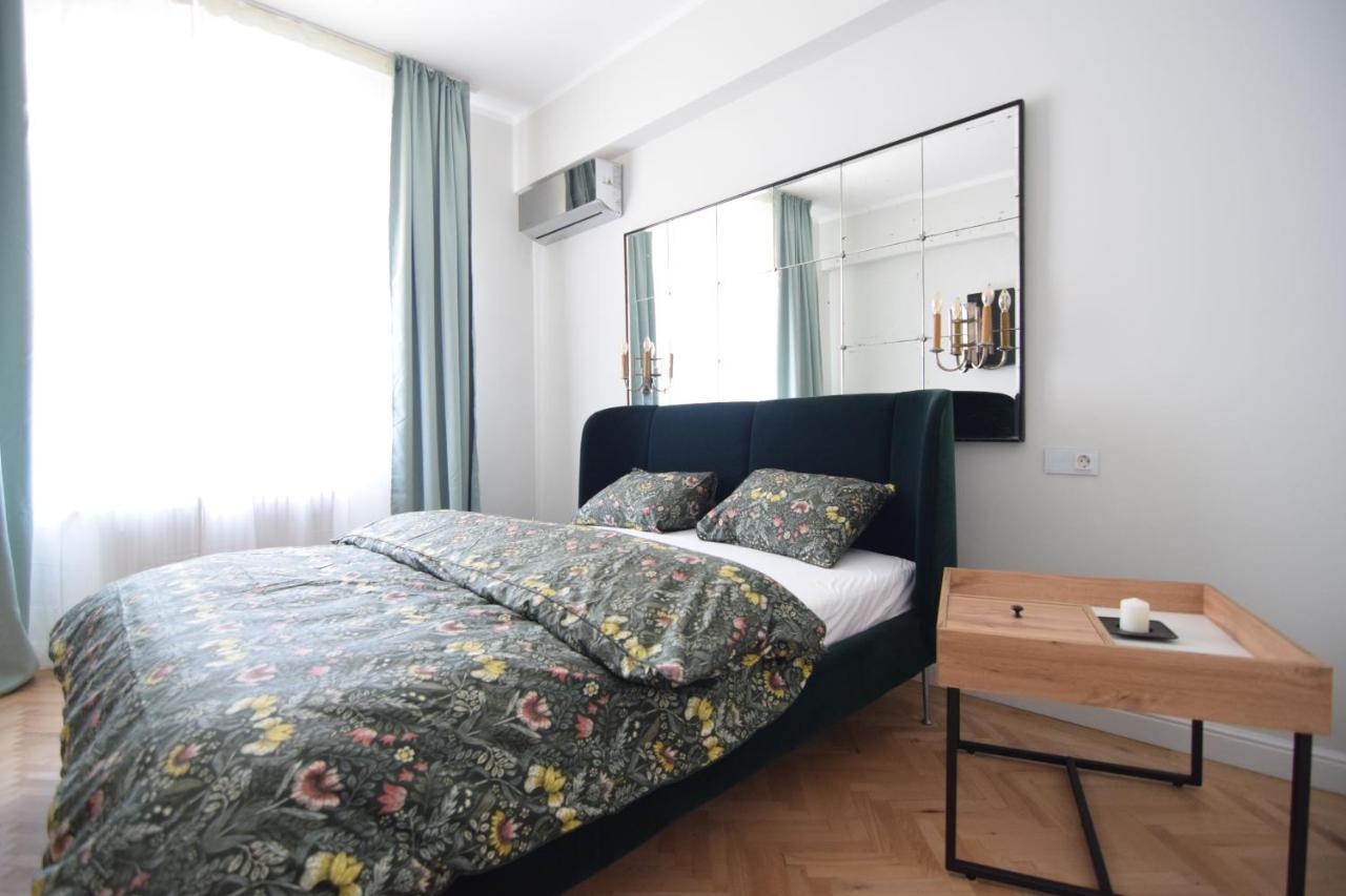 Beautiful Apartment In Old City Bucarest Esterno foto