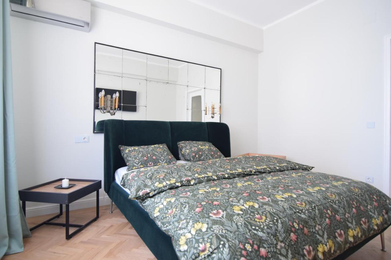 Beautiful Apartment In Old City Bucarest Esterno foto
